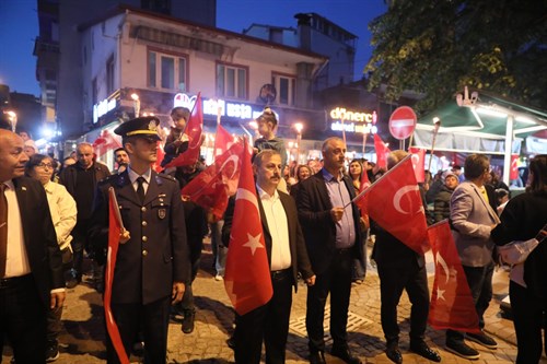 19 Mayıs Atatürk’ü Anma, Gençlik ve Spor Bayramı Fener Alayı Yürüyüşü büyük bir coşkuyla gerçekleştirildi.