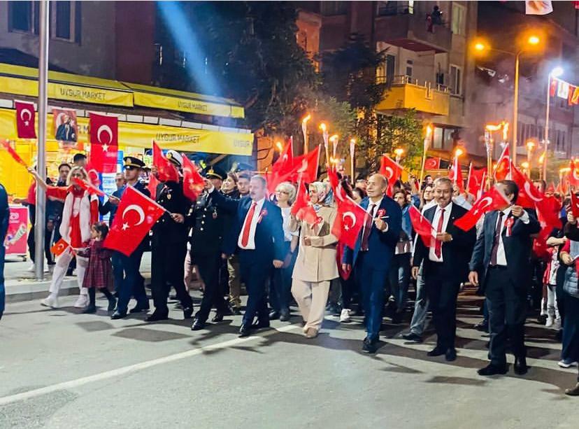 Cumhuriyetimizin 100. Yıl Çoşkusu Fener Alayı Yürüyüşüyle Devam Etti